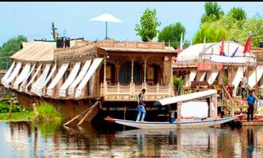 Book this Houseboat fr up to 8 people at Dal Lake in Jammu and Kashmir