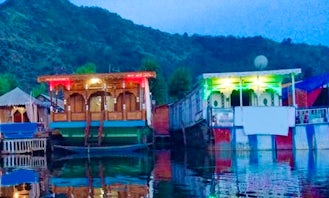 Charter a Houseboat and Explore Dal Lake in Jammu and Kashmir