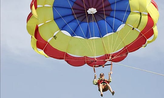 Desfrute de um único passeio de parasail em Pile, Larnaka