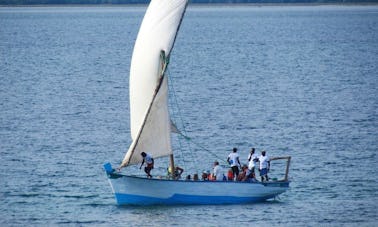 Location de voilier au coucher du soleil à Ilha de Moçambique