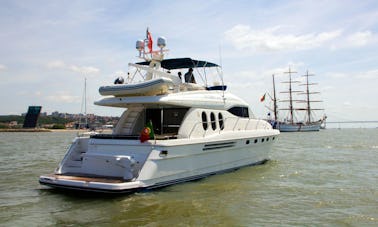 Location d'un méga-yacht à moteur de 72 pieds à Lisbonne, au Portugal