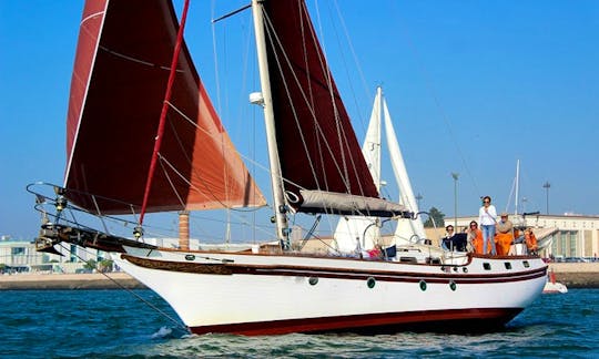 Private sailboat tour in Lisbon