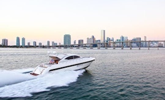 Location de magnifique yacht à moteur Mangusta de 72 pieds à Miami Beach