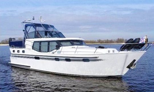 33 feet "Sarah" Vacance 1100 Luxury Motor Yacht