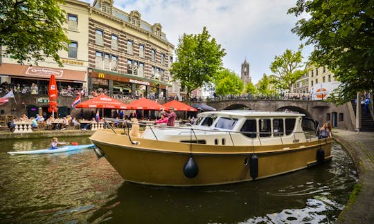 With your own boat through the city centre of Utrecht.
