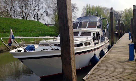 Rent 39' Motor Yacht In Heukelum