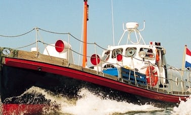 Barco hotelero «Lilla Marras» en Harlingen, Países Bajos