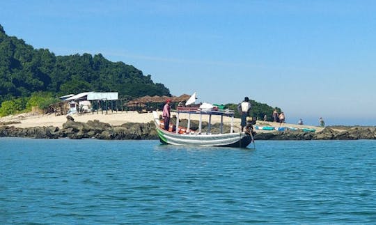 Realice un relajante viaje en un barco tradicional en Yangon, Myanmar