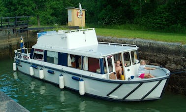 Explorez le canal de Göta, en Suède, sur ce yacht à moteur Regina Von Platen de 32 pieds