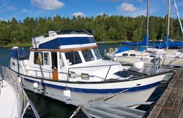 32ft "Gabriella" Husky Dane Motor Yacht Rental in Östergötland, Sweden