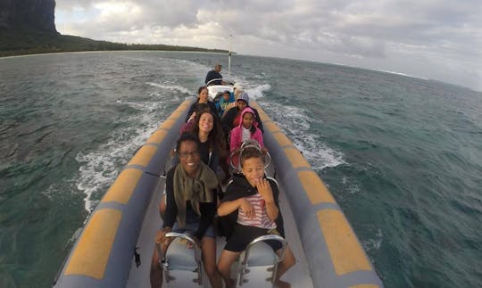 Louez un bateau gonflable rigide au Morne, à Maurice