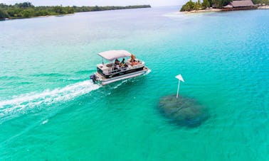 Disfrute de un recorrido privado en el pontón Tahoe de 19 pies en la laguna de Erakor, Vanuatu