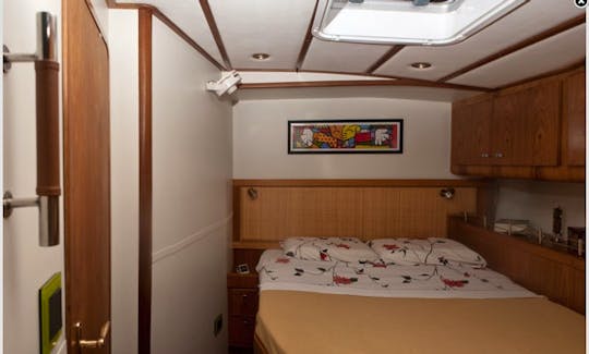 Cruising Monohull sleep aboard rental in