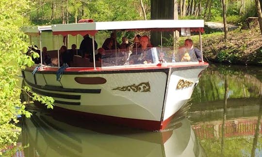 Alquile un barco por el canal en Odense, Dinamarca