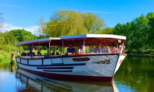 Alquile un barco por el canal en Odense, Dinamarca