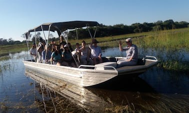 Alugue um barco flutuante para 16 pessoas em Maun, Botswana, para sua próxima aventura fluvial