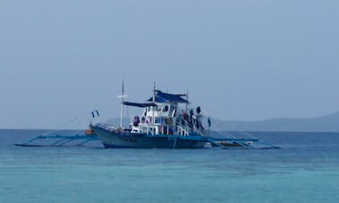 Alquile un barco tradicional y navegue en El Nido, Filipinas