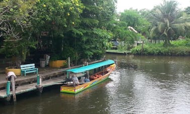 タイのバンコクで川沿いの日帰りツアーに参加