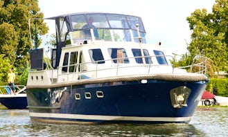 Charter 38' Johannes Motor Yacht with 2 Cabins in Brandenburg, Germany
