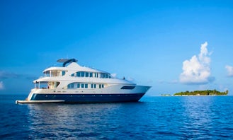 Maldives Luxury Yacht Charter for 18 People