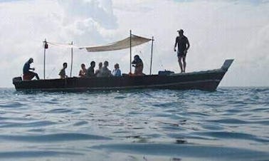 ¡Experimente un barco tradicional tanzano con capacidad para 8 personas!