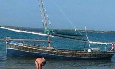 Passeios fluviais em um barco tradicional em Arusha, Tanzânia