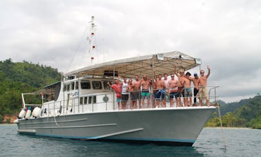 Location de yacht à moteur à bord à Padang, dans l'ouest de Sumatra, en Indonésie.