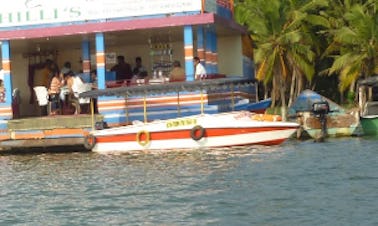 Viagem de barco acessível em Kulathoor, Kerala para até 8 pessoas!