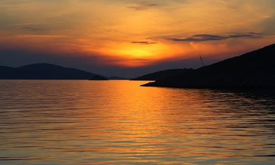 Visita turística en Tisno, Croacia, en velero