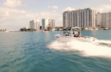 Lancha de vela de lujo, deportes acuáticos, fiesta en barco, wakeboard, wakesurf