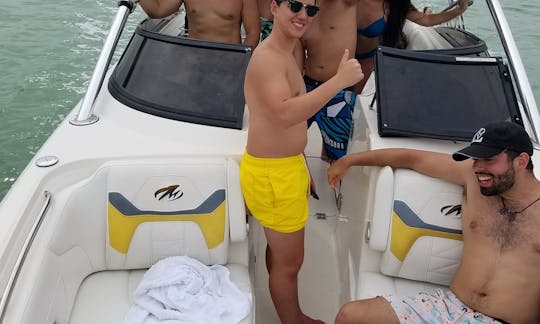 Faça um cruzeiro e festeje com estilo! Barco de esqui luxuoso de 26 pés! O preço não inclui combustível.