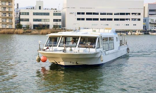 Passeio de barco pelo lago no Japão