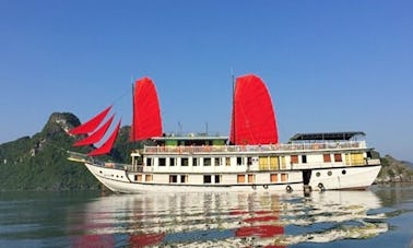 Croisière classique de 2 jours dans la ville d'Ha Long, au Vietnam, sur un bateau à passagers en bois