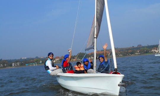 Lección de vela en un barco Laser Bahia de 16 pies en Bambolim, Goa