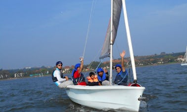 Aula de vela no barco Laser Bahia de 16 pés em Bambolim, Goa