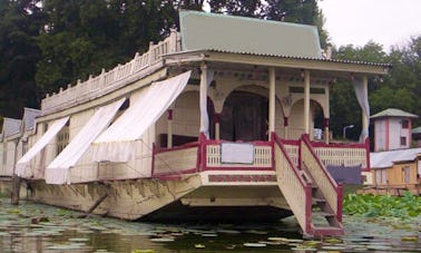 Extraordinaria aventura en una casa flotante en Himachal Pradesh, India