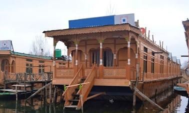 Navegue pelo Lago Dal, Srinagar, em uma casa flutuante