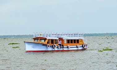 Explore the water in Style: Exclusive Houseboat Adventure in Alleppey, Kerala!