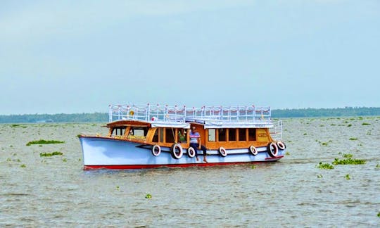 Explore the water in Style: Exclusive Houseboat Adventure in Alleppey, Kerala!