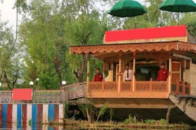 Stay on Elegant Houseboat in Srinagar, Jammu and Kashmir