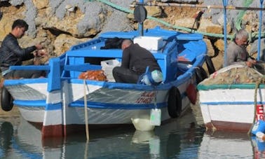 Aproveite a pesca em Antalya, Turquia, em um bote