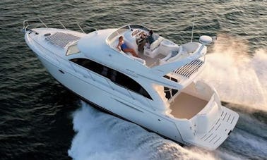 Enjoy time on the lake on a luxury yacht with 46' Meridian yacht!