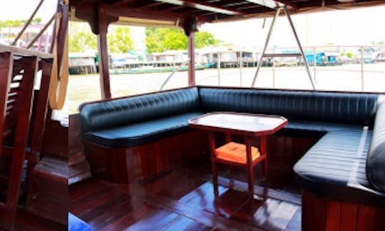 Sightseeing cruise with plenty of space and tables for lunch in Bangkok, Thailand