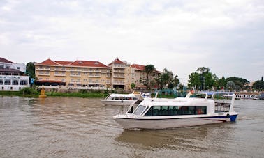 Croisière sur un bateau à passagers à Đào Hde Cảnh, Vietnam