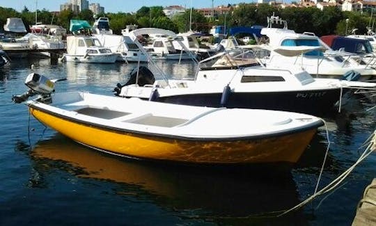 Boat is same as it is on the picture(yellow one).