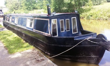 Alugue um barco pelo Canal da Geórgia em Chinley, Londres