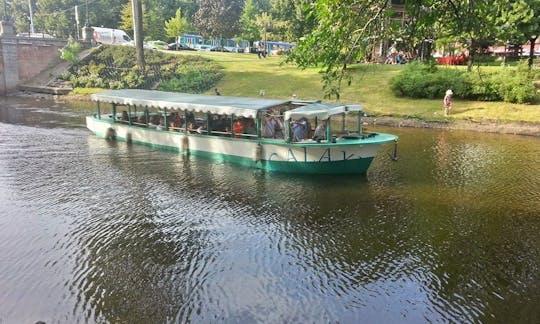 Alugue um barco pelo canal “Galaxy” em Riga, Letônia