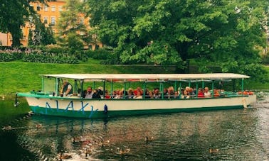 Alugue um barco pelo canal “Galaxy” em Riga, Letônia