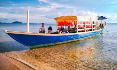 Barco de passageiros Khmer fretado de 49 pés em Krong Kaeb, Camboja