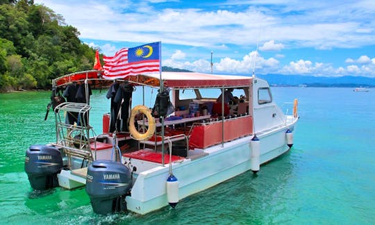 32' Catamaran with all the comforts of home. Ideal for Malaysia scuba diving or Sabah diving.